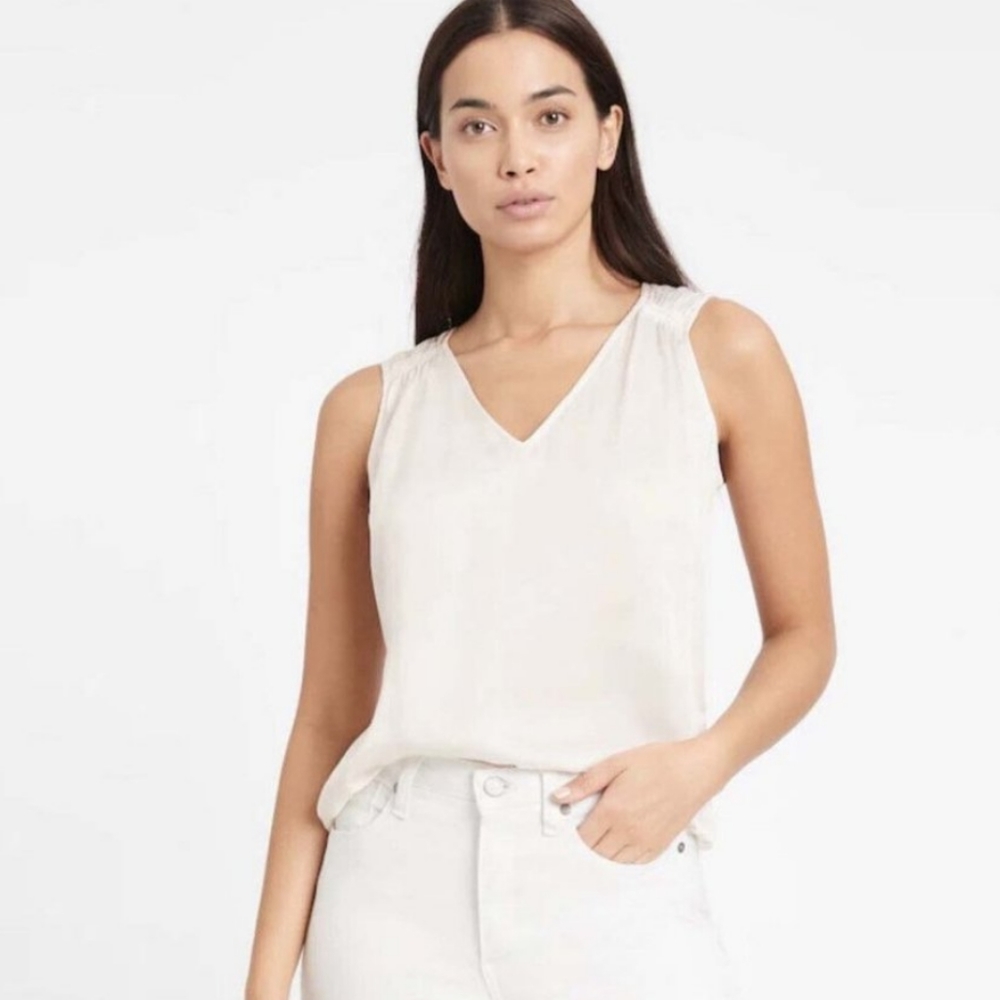 Banana Republic Soft Satin V-Neck Top ivory size medium